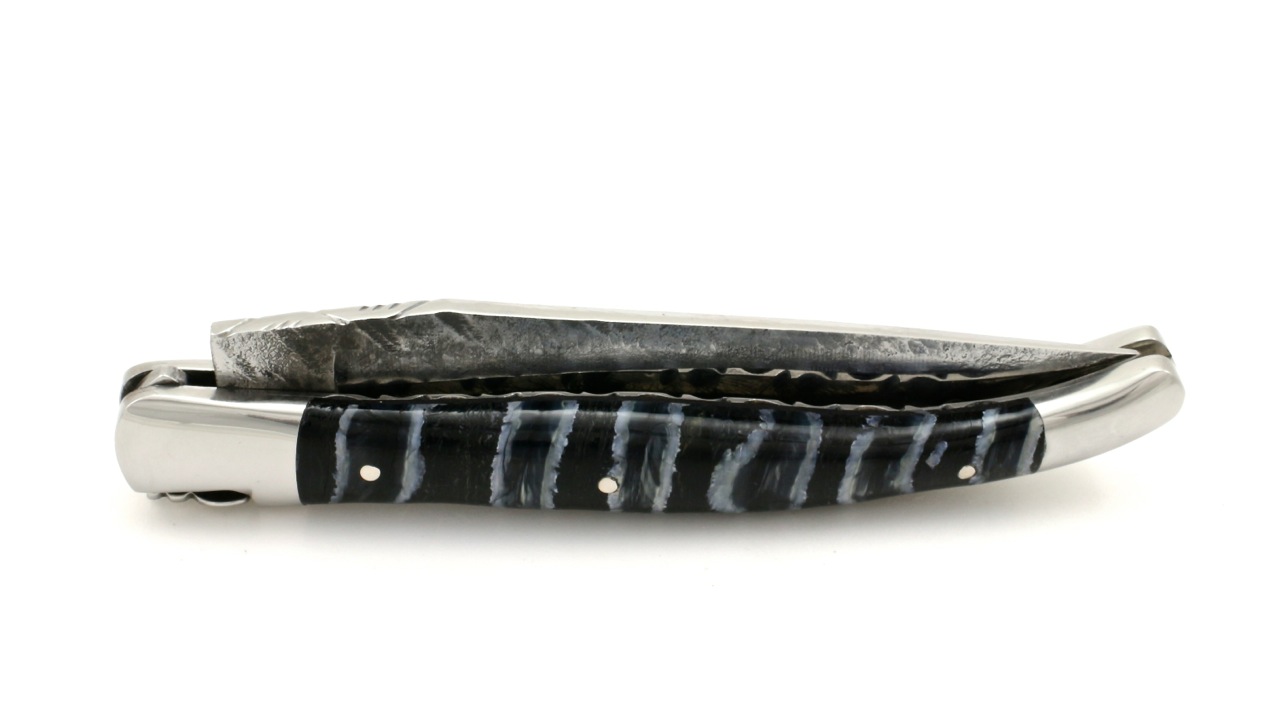 Guillochierte-Platine-B-d-f-Mammutzahn-blau-3 Laguiole en Aubrac Brut de Forge Mammutbackenzahn blau guillochierte Platine 12 cm