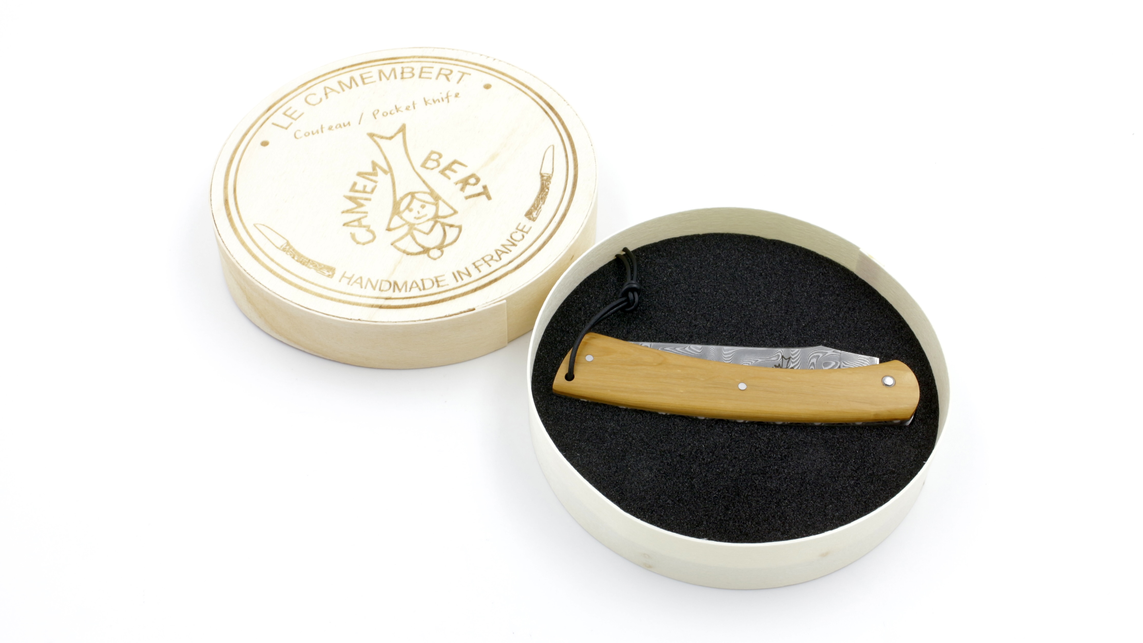 Laguiole en Aubrac CAMEMBERT knife boxwood with guillochage DSC® Carbondamast