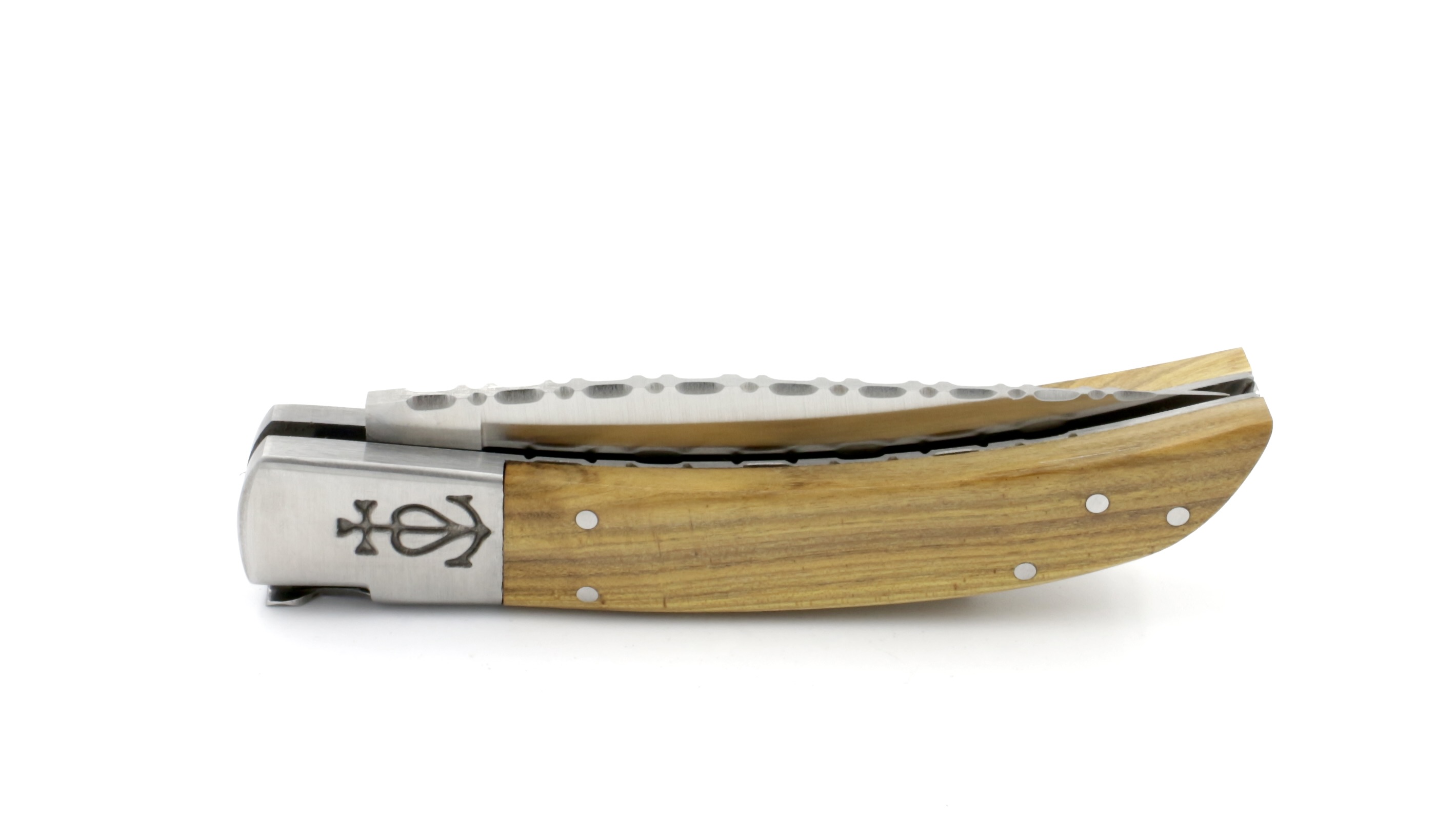 372A151A-8AEB-4D11-9448-30276606DD54_1_201_a Le Camarguais knife stag horn with chiseled plates and blade 12 cm