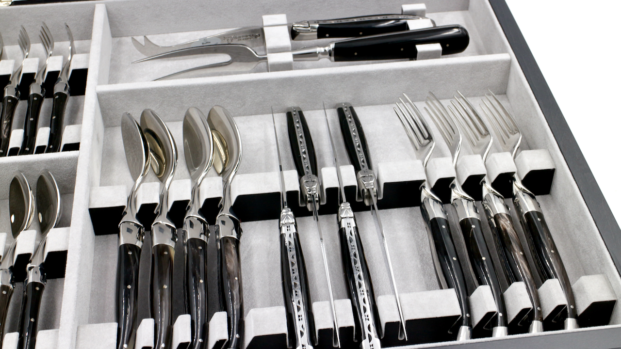 Laguiole en Aubrac cutlery set for four persons buffalo horn