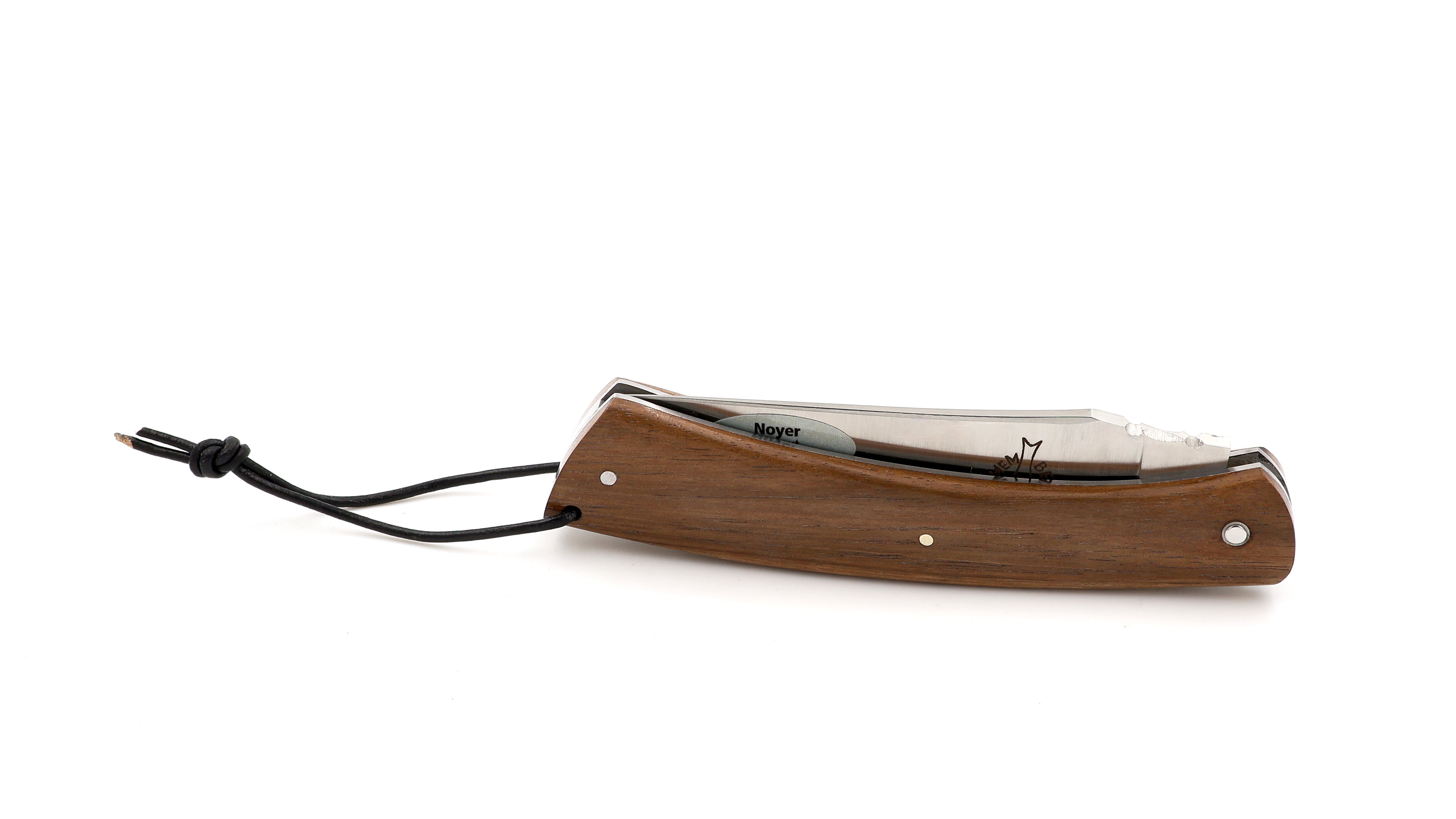 Laguiole en Aubrac CAMEMBERT knife walnut with guillochage