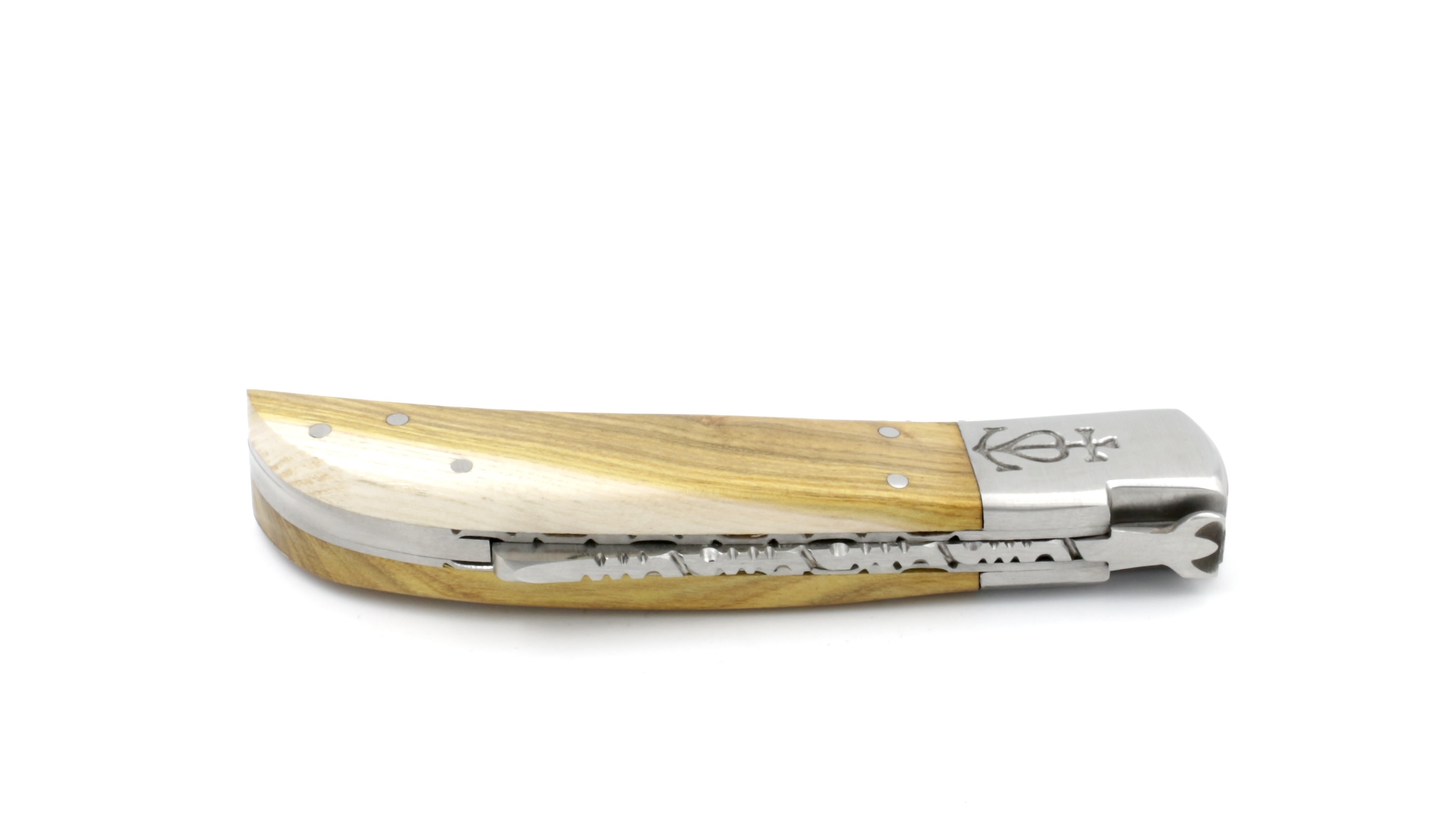 FBEDB567-A3E7-4F8E-BDBD-A55C655D25CB_1_201_a Le Camarguais knife stag horn with chiseled plates and blade 12 cm