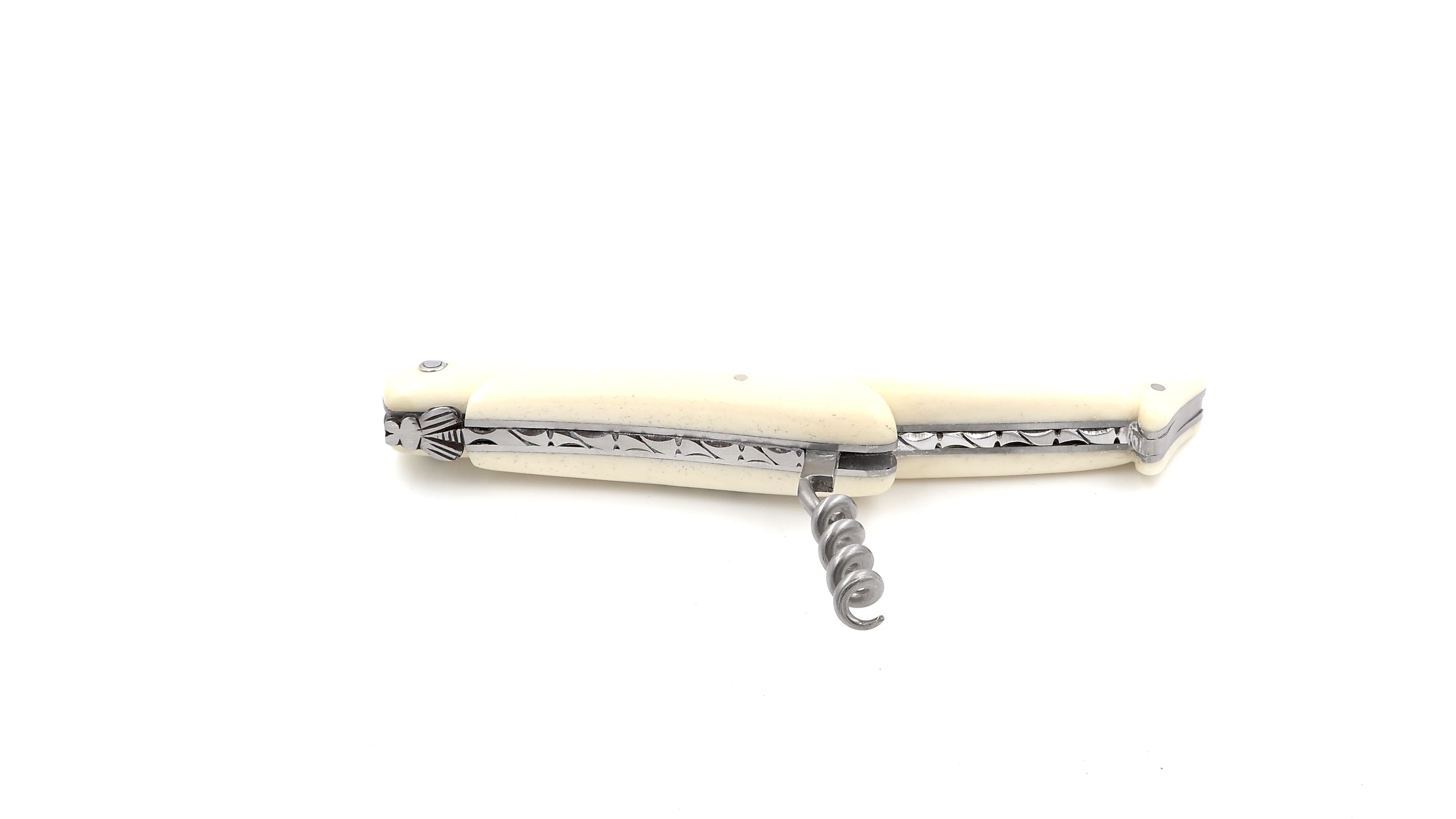 Laguiole en Aubrac Aubrac cow bone full handle with corkscrew mat 14 cm Laguiole en Aubrac Aubrac cow bone full handle with corkscrew mat 14 cm
