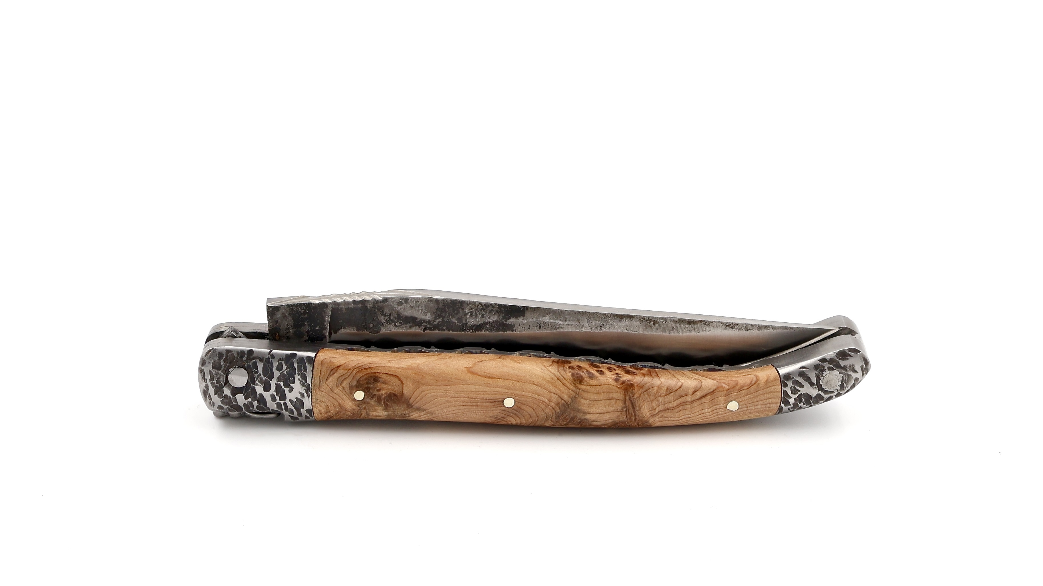 Laguiole en Aubrac double plate knife Brut de Forge hammered bolsters juniper 12 cm (2)