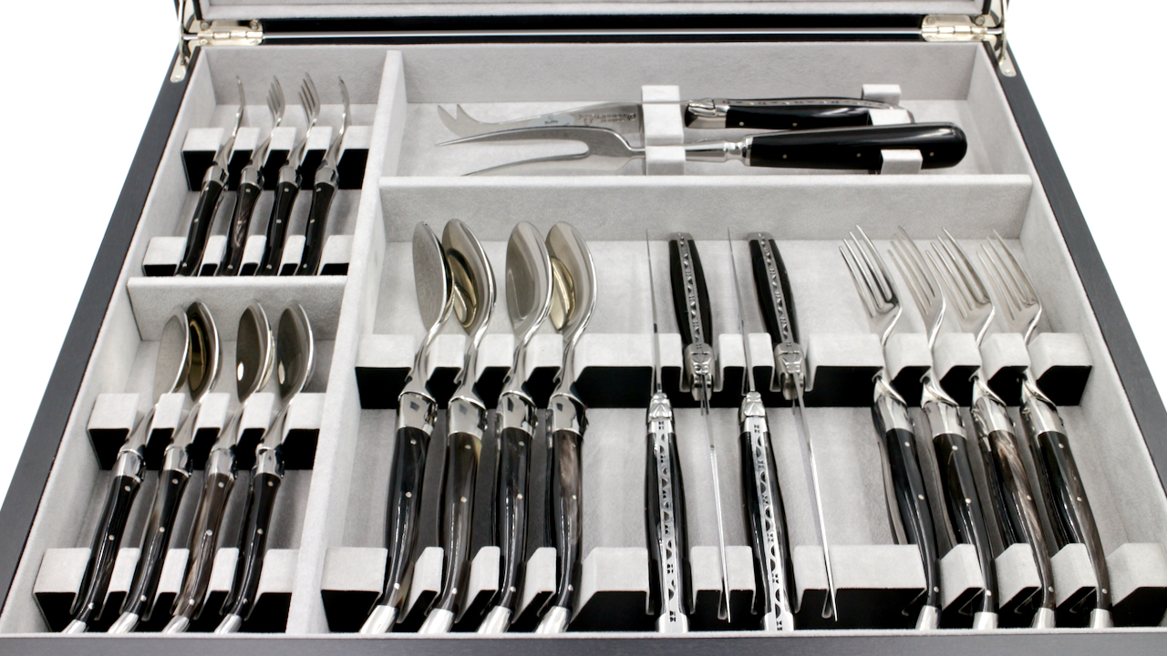 Laguiole en Aubrac cutlery set for four persons buffalo horn