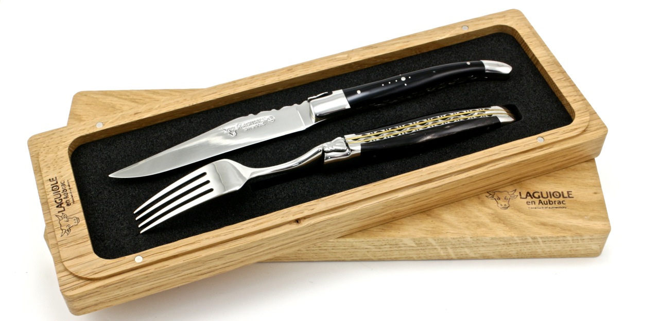 Laguiole en Aubrac Laguiole Doppelplatinen Besteckset 1 Steakmesser 1 Gabel Büffelhorn Set 2-tlg.