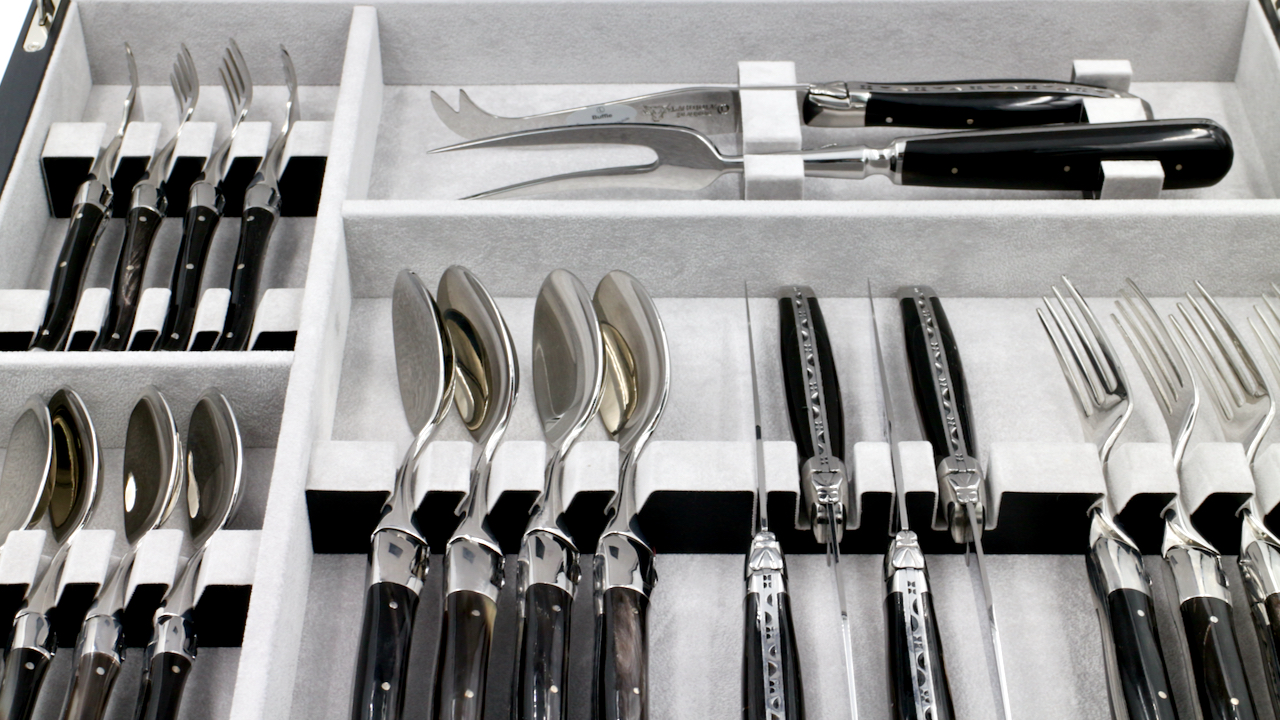 Laguiole en Aubrac cutlery set for four persons buffalo horn