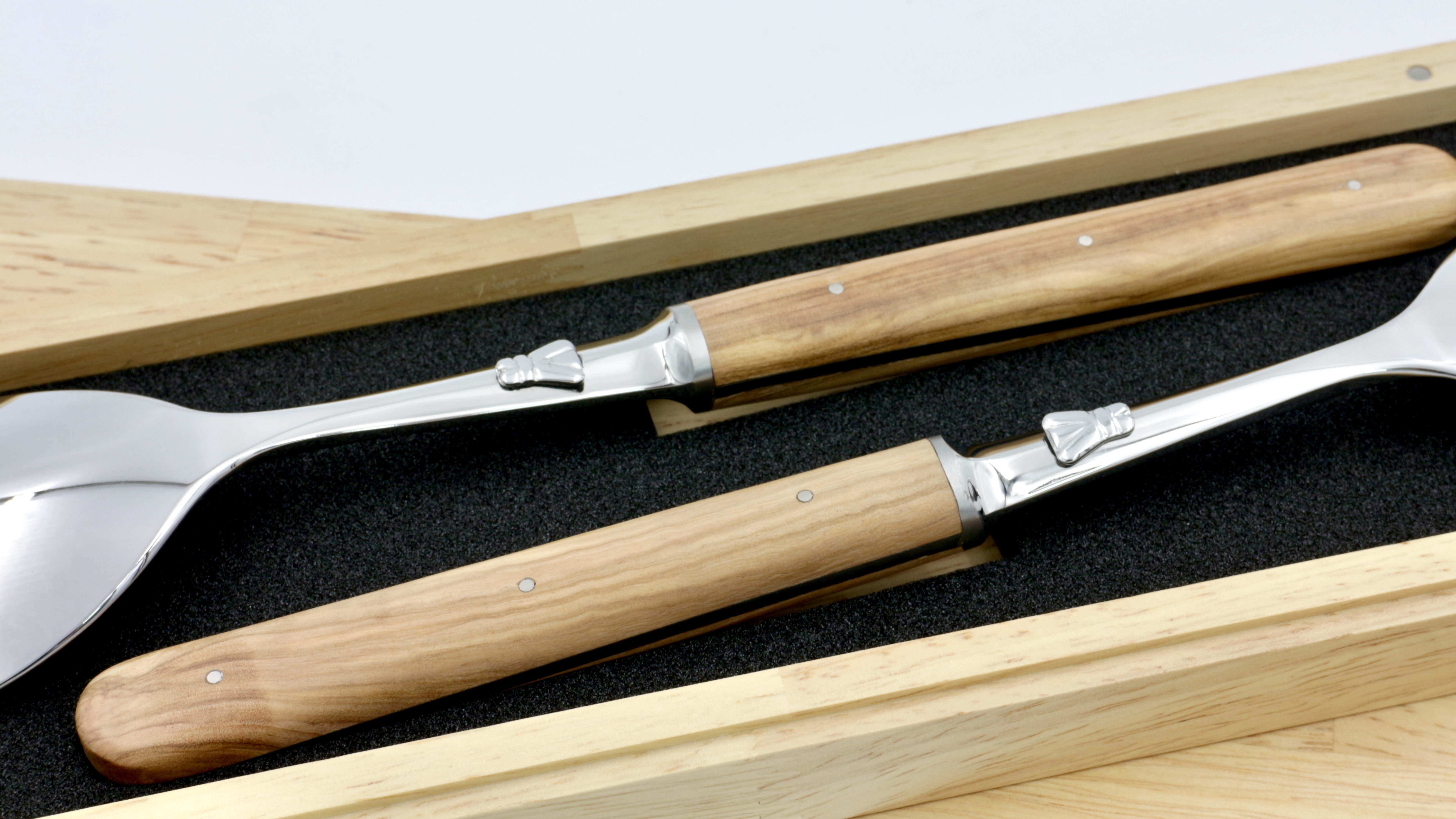 Laguiole en Aubrac saalt cutlery Olive wood