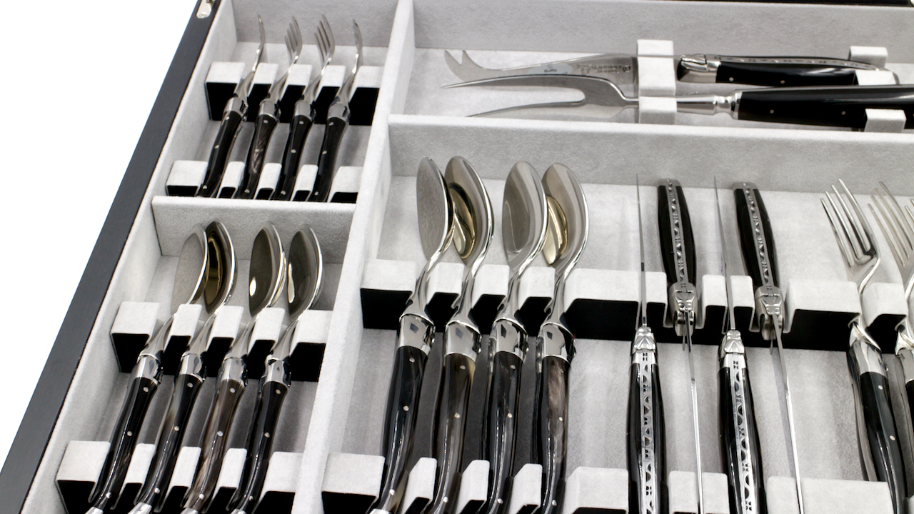 Laguiole en Aubrac cutlery set for four persons buffalo horn