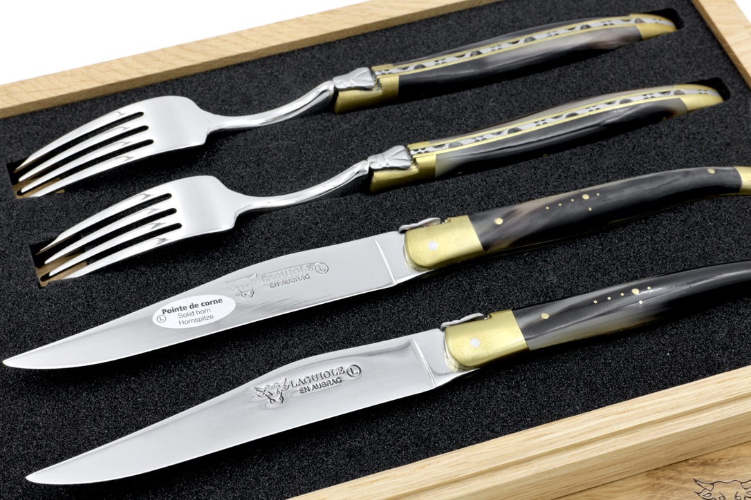 Laguiole en Aubrac Laguiole cutlery flamed horntip 2 knives and 2 forks