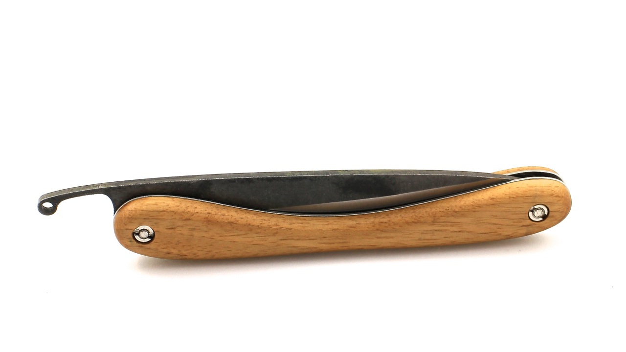 ICIWalnuss-3 Laguiole en Aubrac ICI walnut