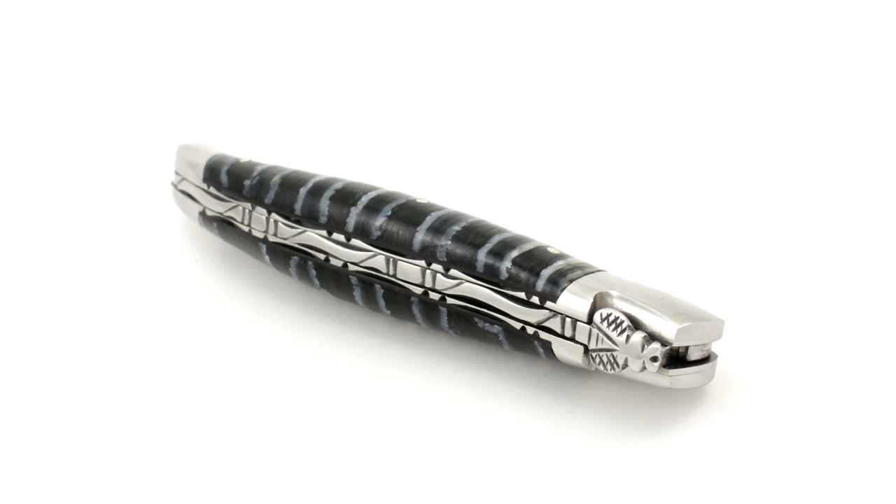 Guillochierte-Platine-B-d-f-Mammutzahn-blau-2 Laguiole en Aubrac Brut de Forge Mammutbackenzahn blau guillochierte Platine 12 cm