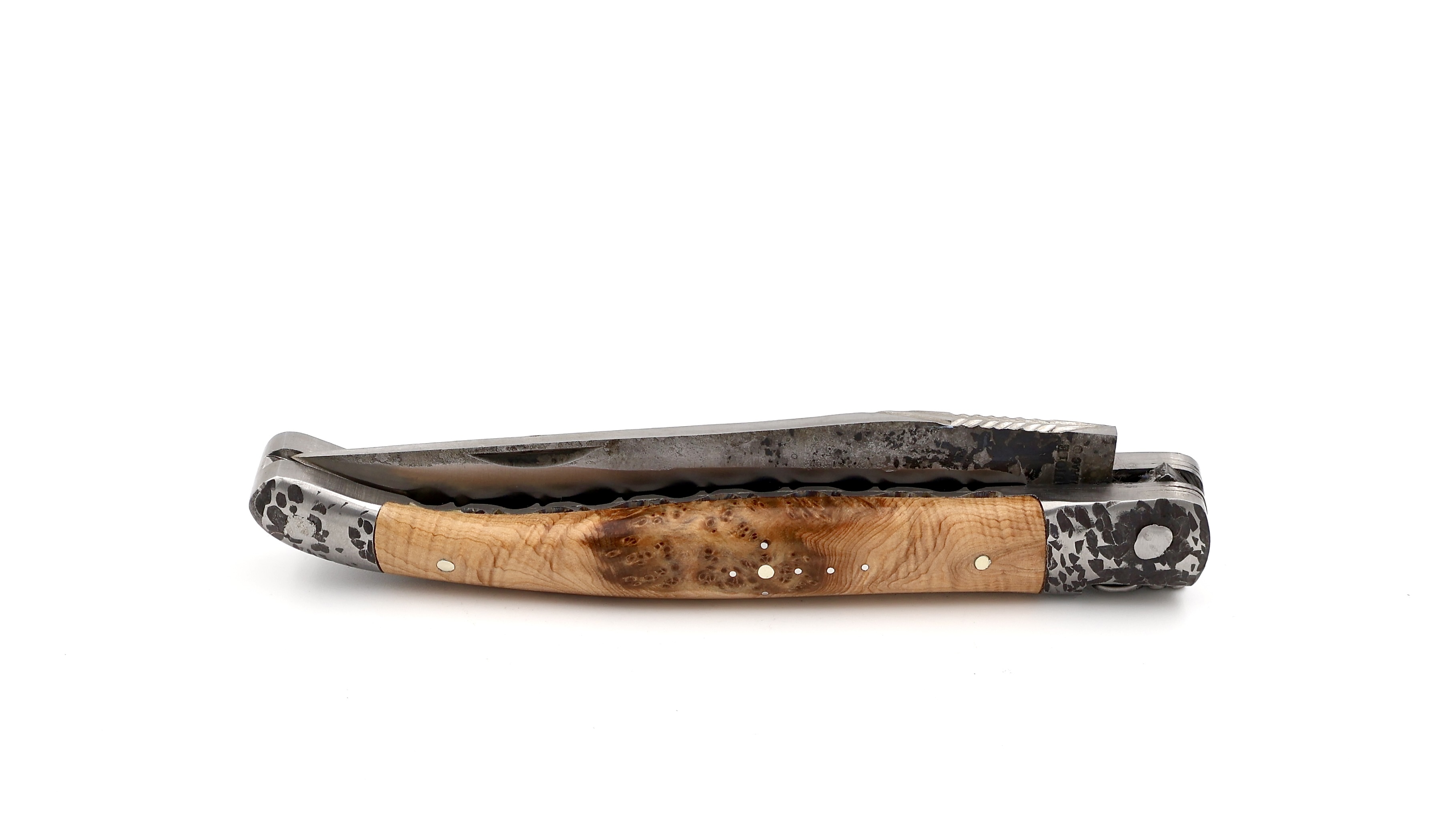 Laguiole en Aubrac double plate knife Brut de Forge hammered bolsters juniper 12 cm (2)