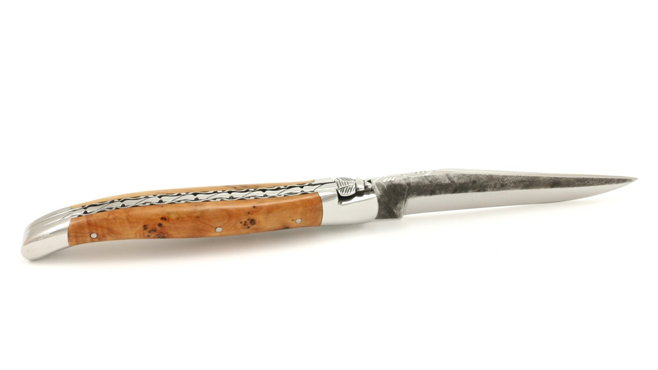 Laguiole en Aubrac Brut de Forge juniper chiseked plates brut de forge blade 12 cm