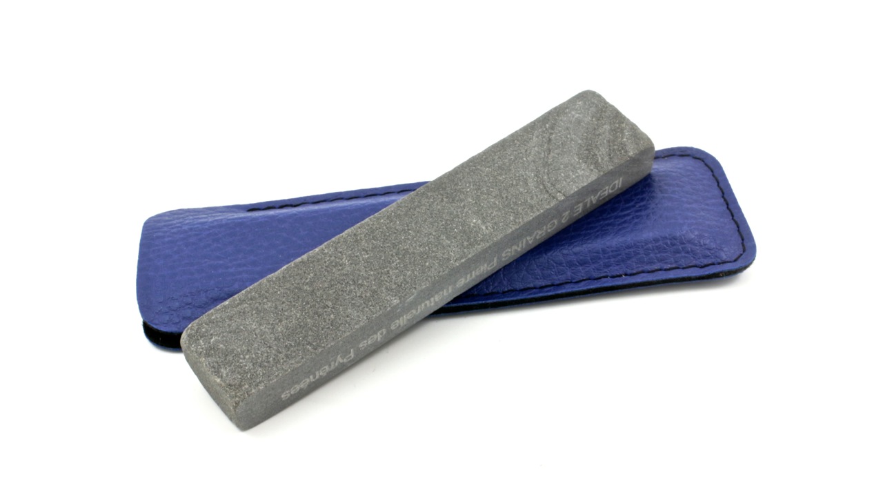 Stein-mit-Etui-blau-2 Pierre à Aiguiser des Pyrenées natürlicher Schleifstein zwei Körnungen mit Etui blau120 x 25 mm