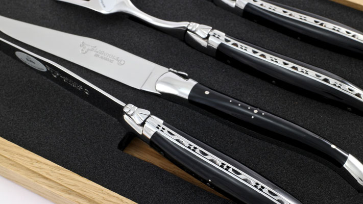 Laguiole en Aubrac Laguiole cutlery buffalo horn 2 knives and 2 forks