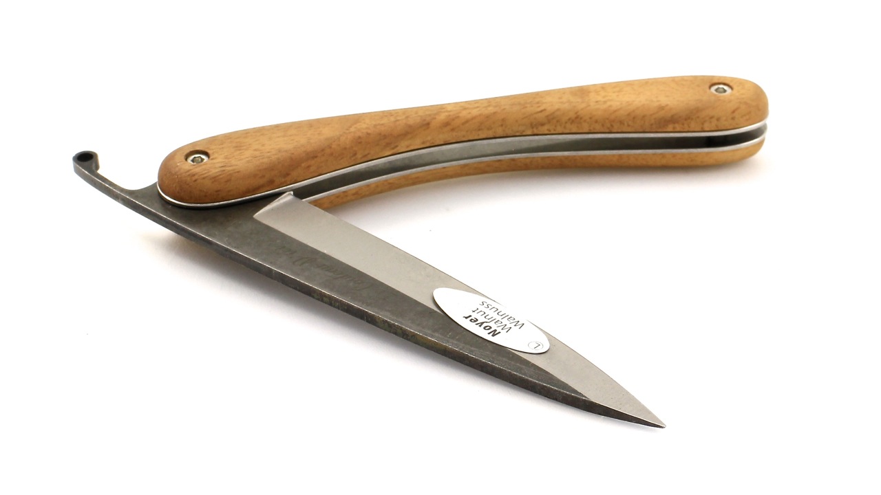 ICIWalnuss-5 Laguiole en Aubrac ICI walnut