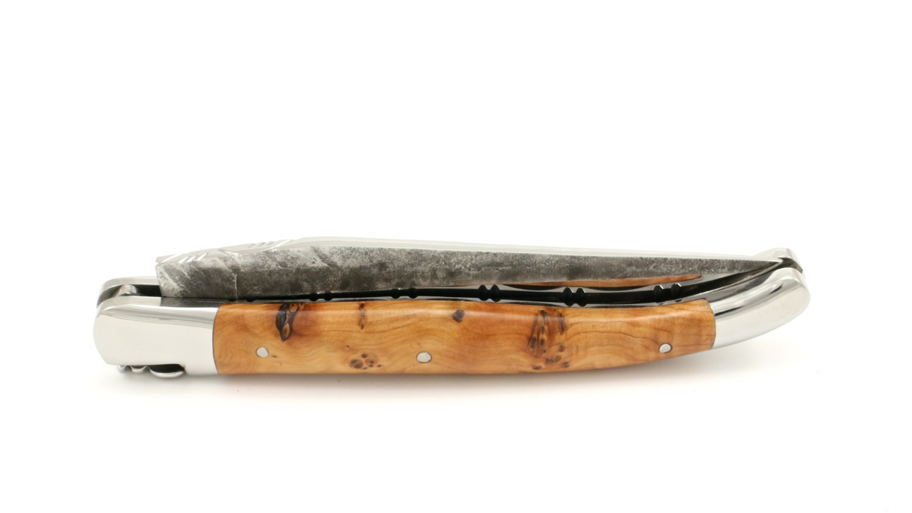 Laguiole en Aubrac Brut de Forge juniper chiseked plates brut de forge blade 12 cm
