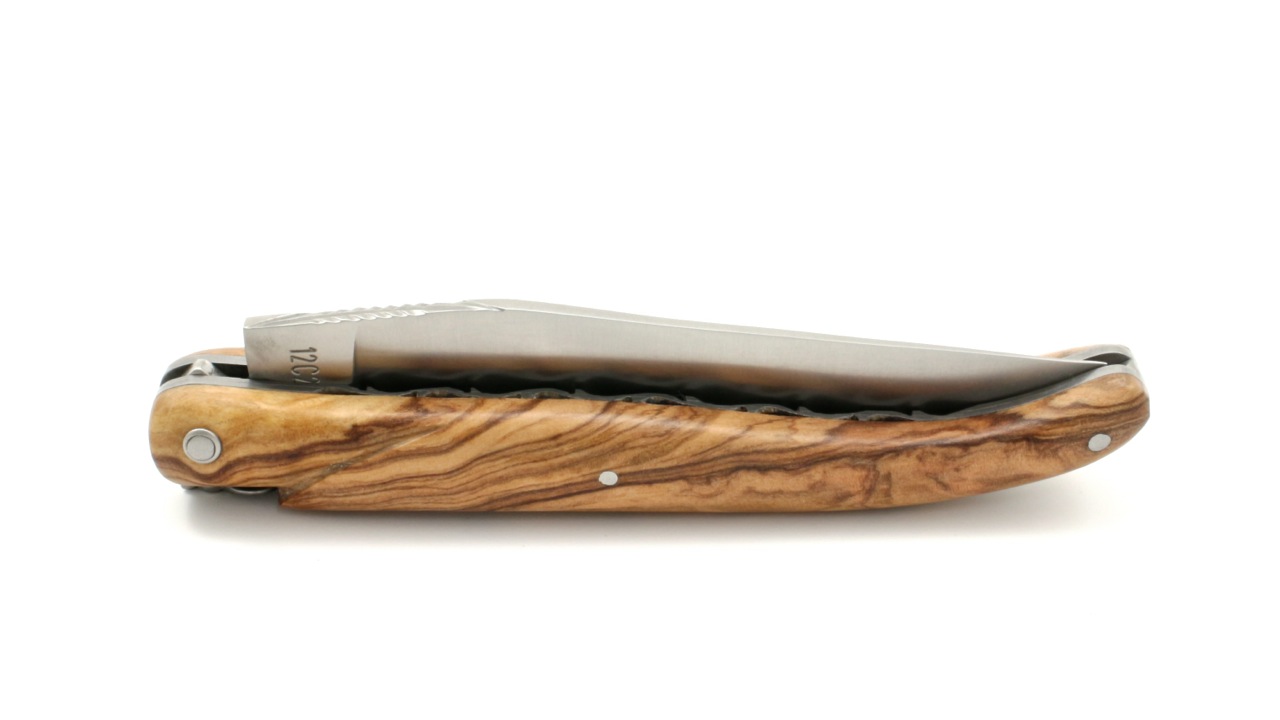 Laguiole en Aubrac double plates knife full handle Olive wood 12 cm