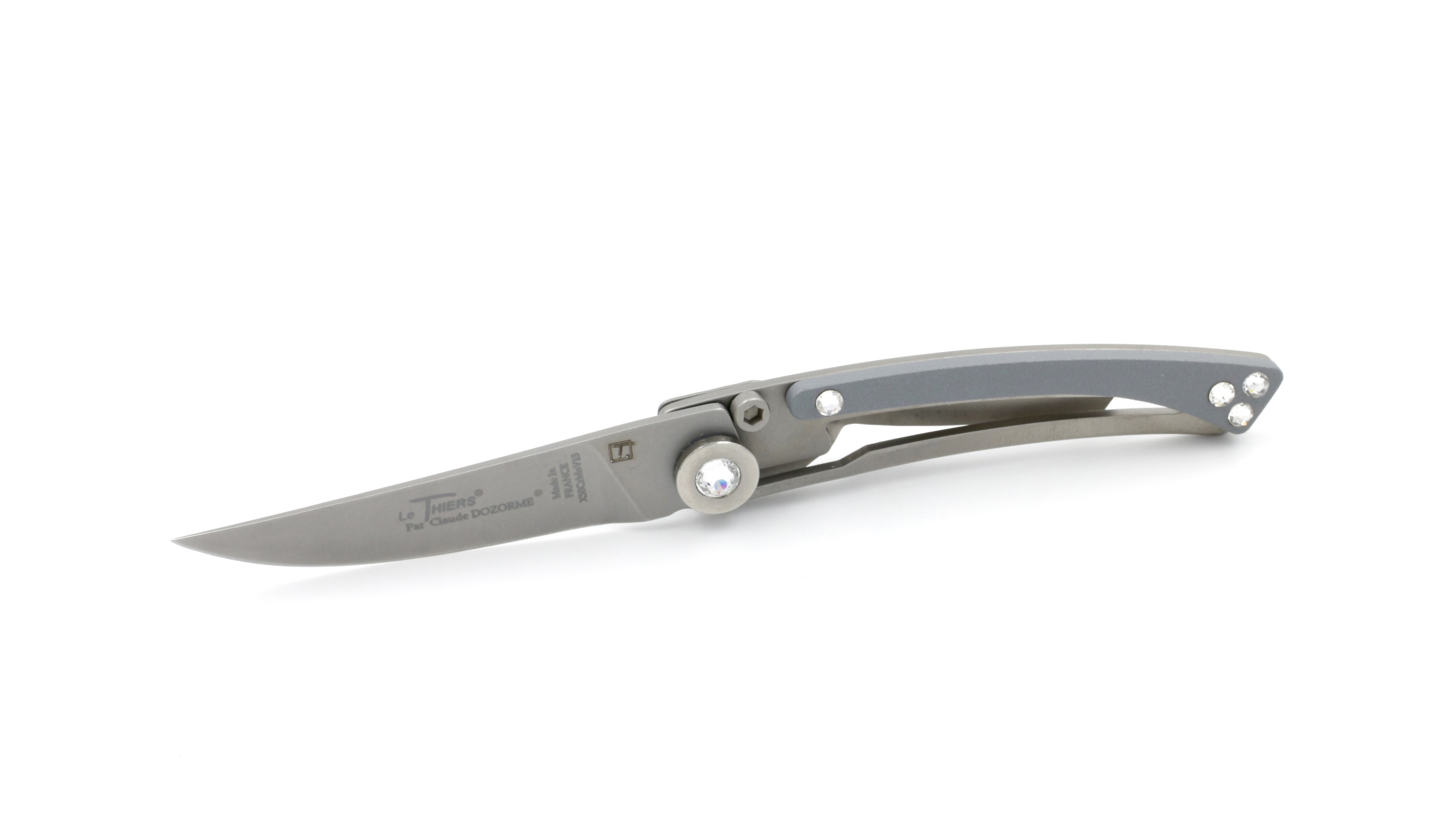 9901A43A-A832-4108-909F-8EBB20245BA7_1_201_a Claude DOZORME Thiers Liner Lock PETIT Swarowski hellgrau
