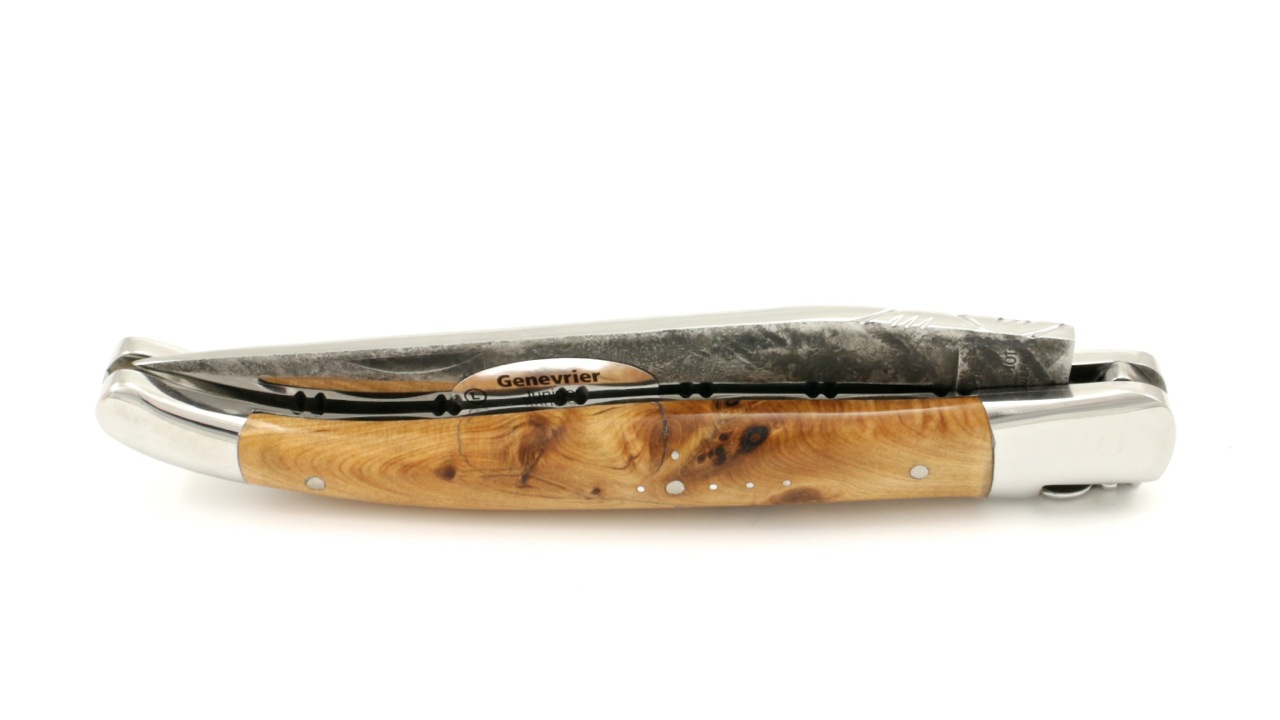 Laguiole en Aubrac Brut de Forge juniper chiseked plates brut de forge blade 12 cm