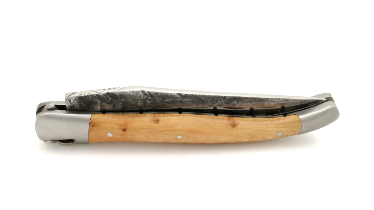 Laguiole en Aubrac Brut de Forge Juniper with chiseled plates mat 12 cm