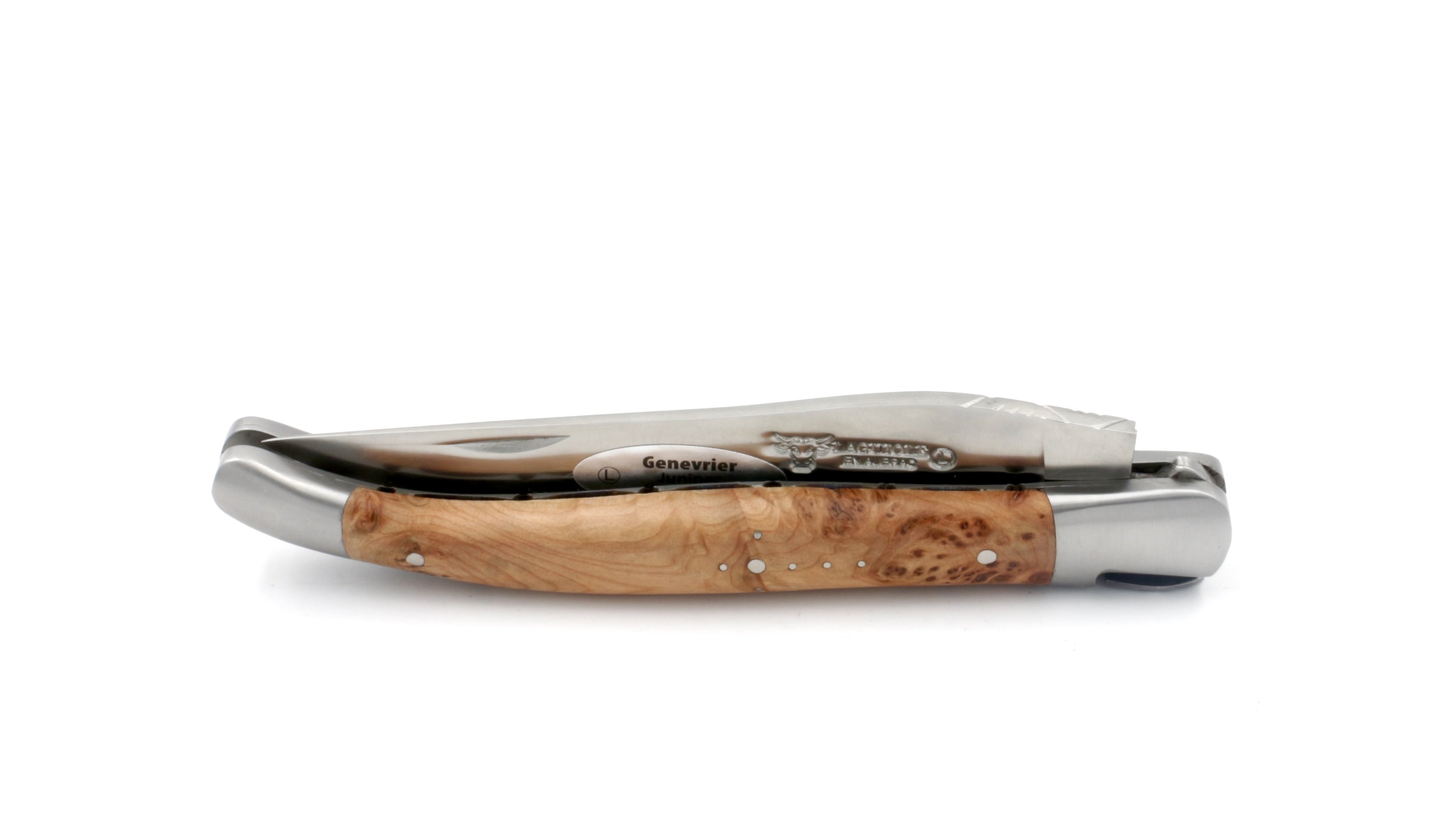 6AC54586-095D-488F-A4BA-1C7BB86D2838_1_201_a Laguiole en Aubrac Juniper cross Occitan chiseled plates 12 cm