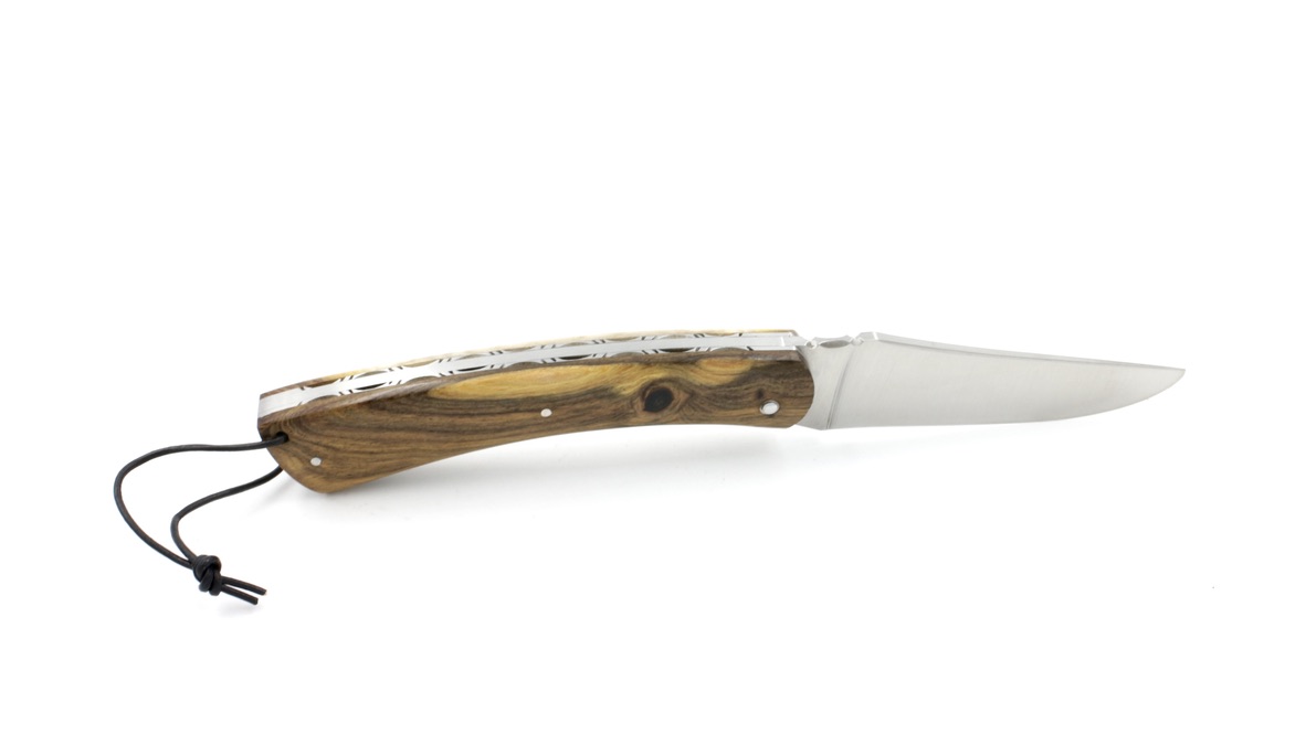 Laguiole en Aubrac CAMEMBERT knife pistazio with guillochage
