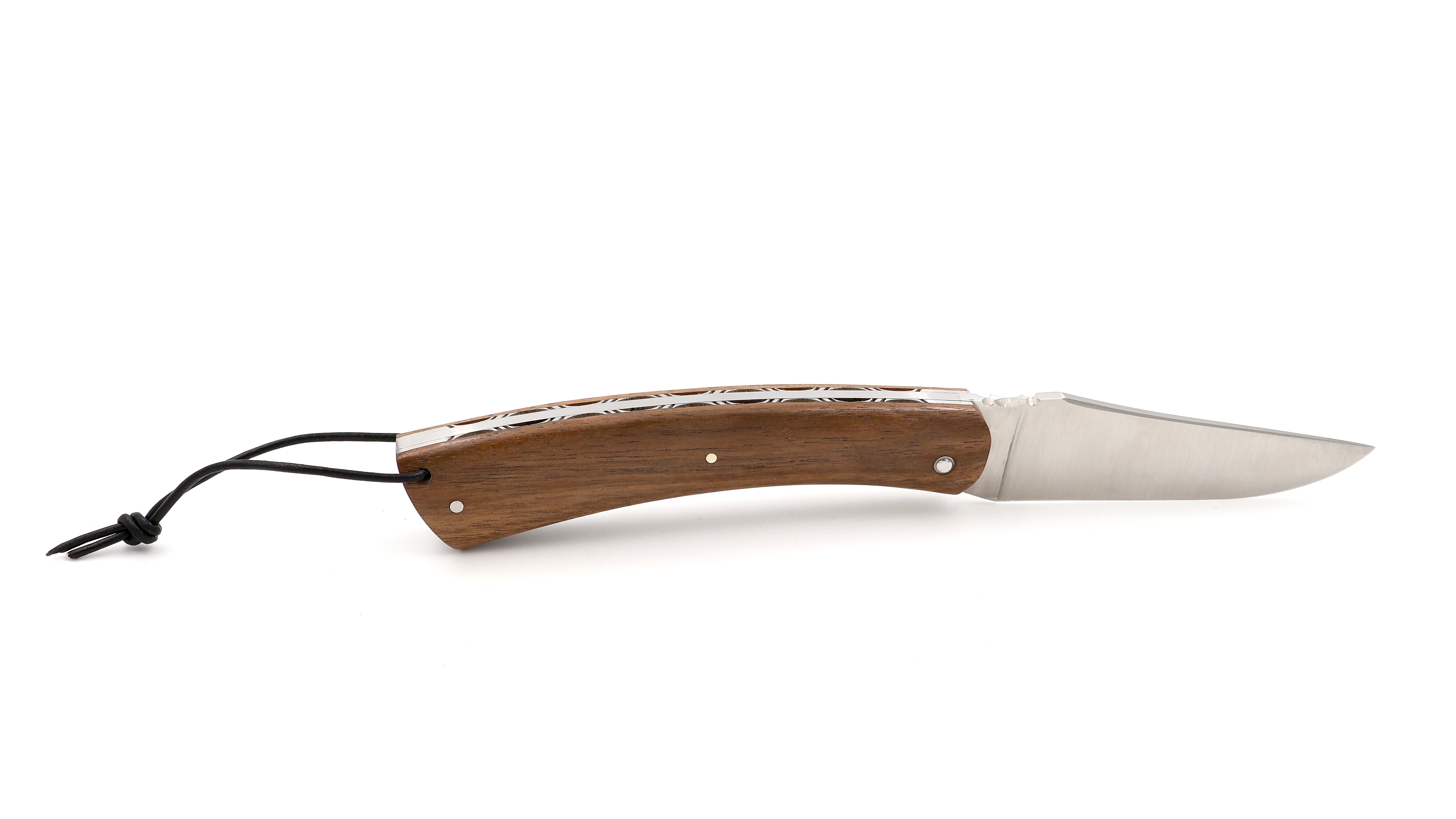 Laguiole en Aubrac CAMEMBERT knife walnut with guillochage