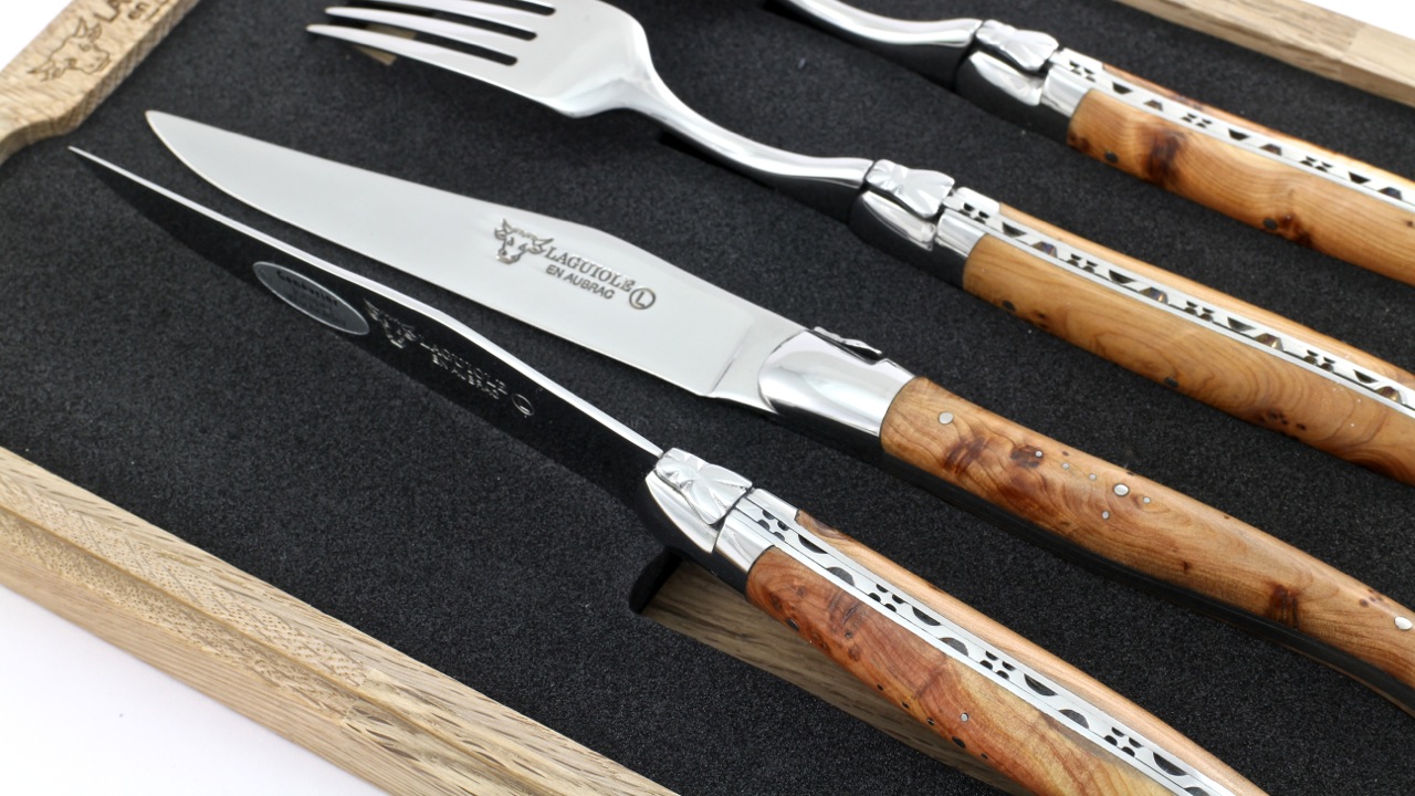 2-2-Wacholder-poliert-1 Laguiole en Aubrac – 4-teiliges Besteckset aus poliertem Wacholer (2 Messer, 2 Gabeln)