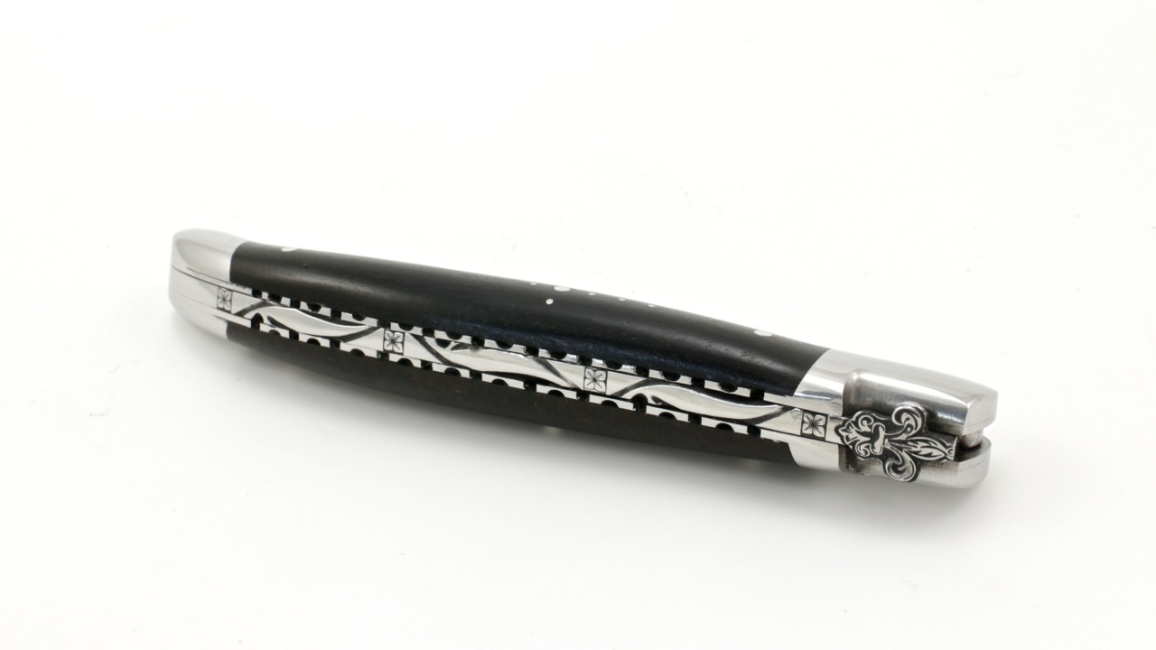 Laguiole en Aubrac ebony Fleur de lis chiseled plates 12 cm