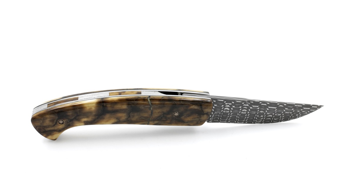 F2A64C79-6D18-46EE-926D-4706C0C4AA26_1_105_c MANU LAPLACE 1515 CUSTOM  mammothivory  Damascus blade