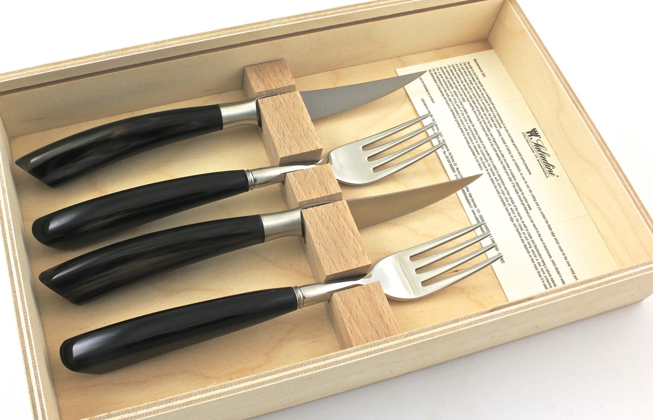 Saladini 2 Steak knives 2 forks buffalo horntip shiny set for two person