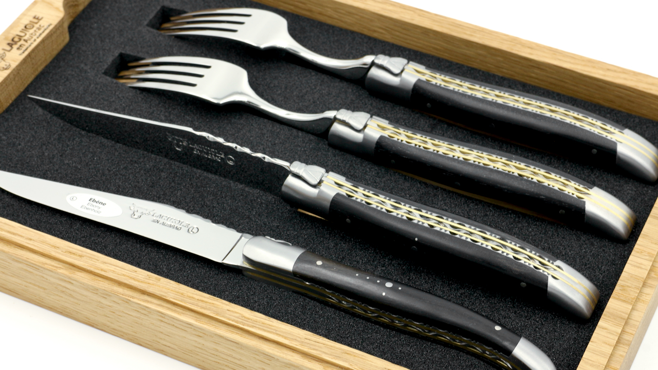 Laguiole en Aubrac Laguiole Doppelplatinen Besteckset 2 Steakmesser 2 Gabeln Ebenholz