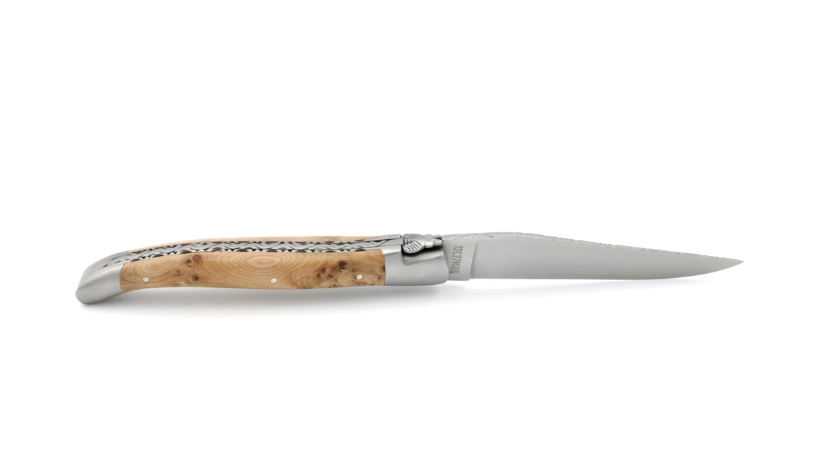 Laguiole en Aubrac Juniper completely chiseled 12 cm