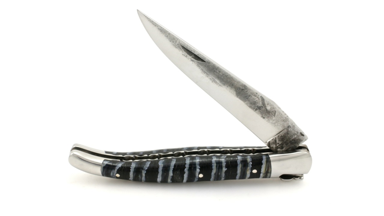 Guillochierte-Platine-B-d-f-Mammutzahn-blau-4 Laguiole en Aubrac Brut de Forge Mammutbackenzahn blau guillochierte Platine 12 cm